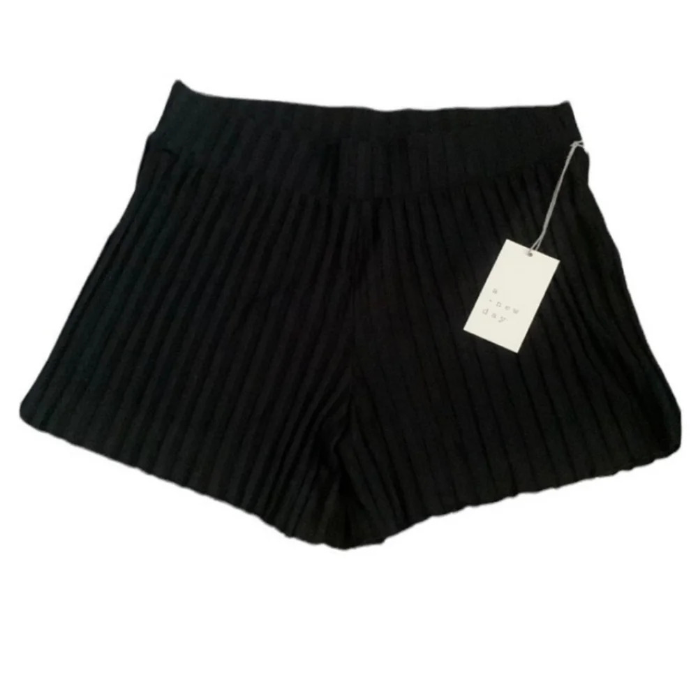 SHORTS - Picture 2 of 5